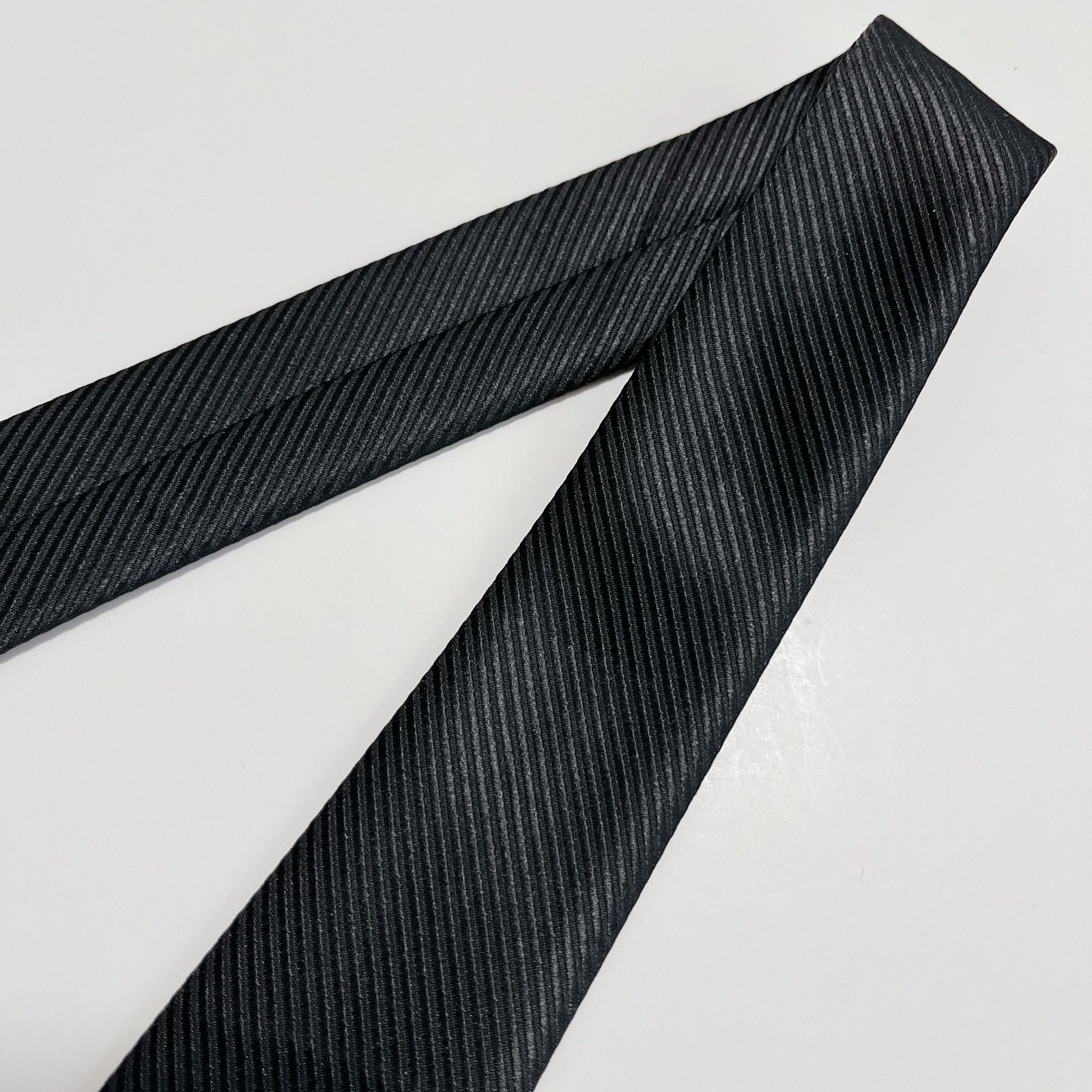 美品 フェンディ ネクタイ ハイブランド ソリッドタイ 無地 光沢 希少