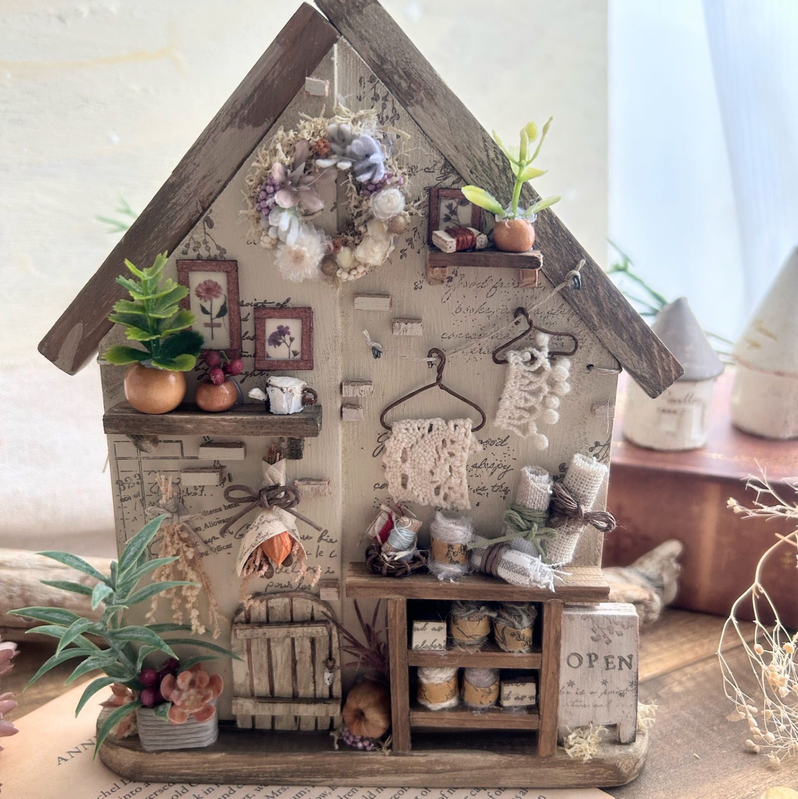 No.211 ミニチュア木のおうち 手芸屋さん ミニリース ナチュラル