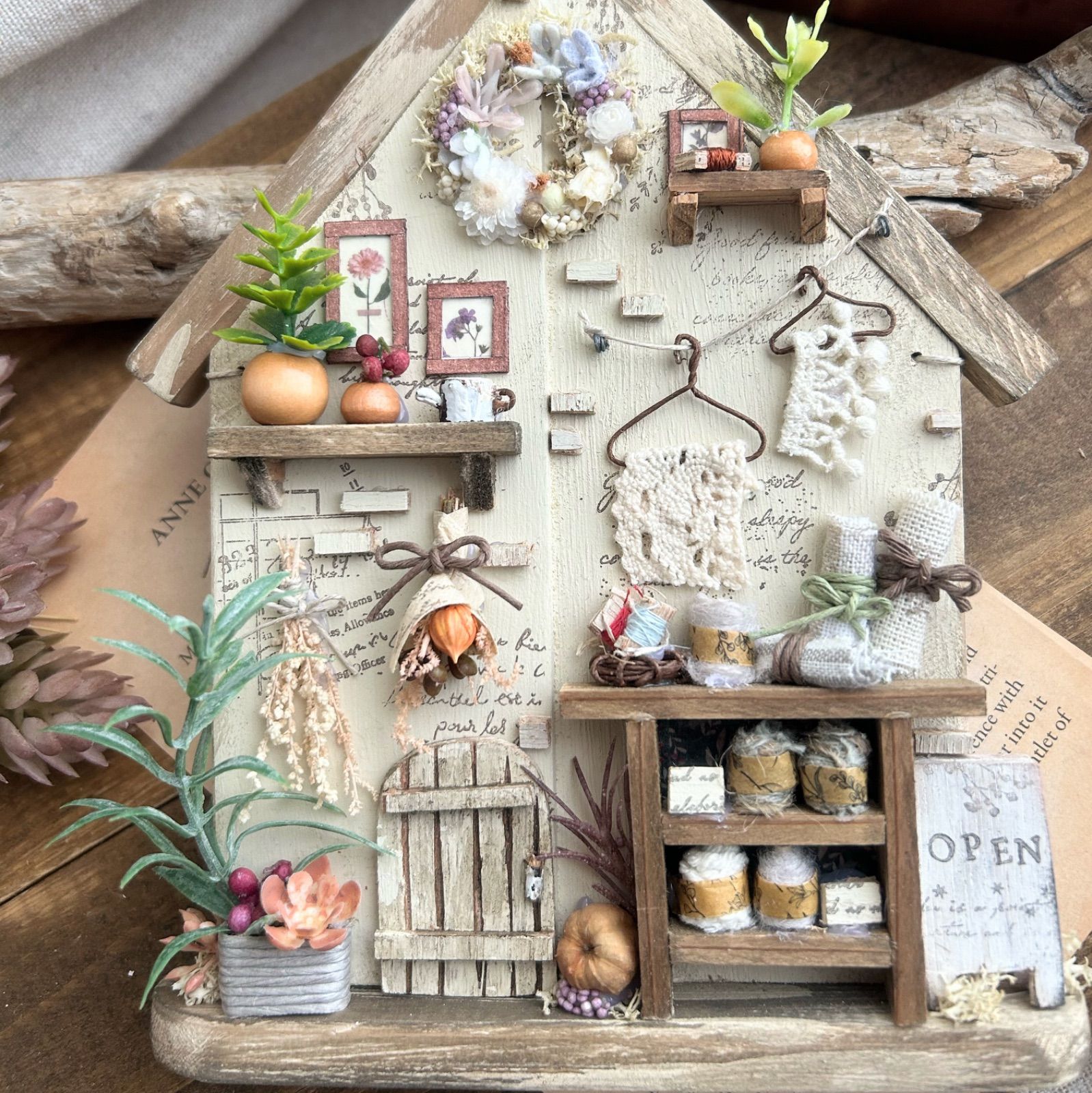 No.211 ミニチュア木のおうち 手芸屋さん ミニリース ナチュラル