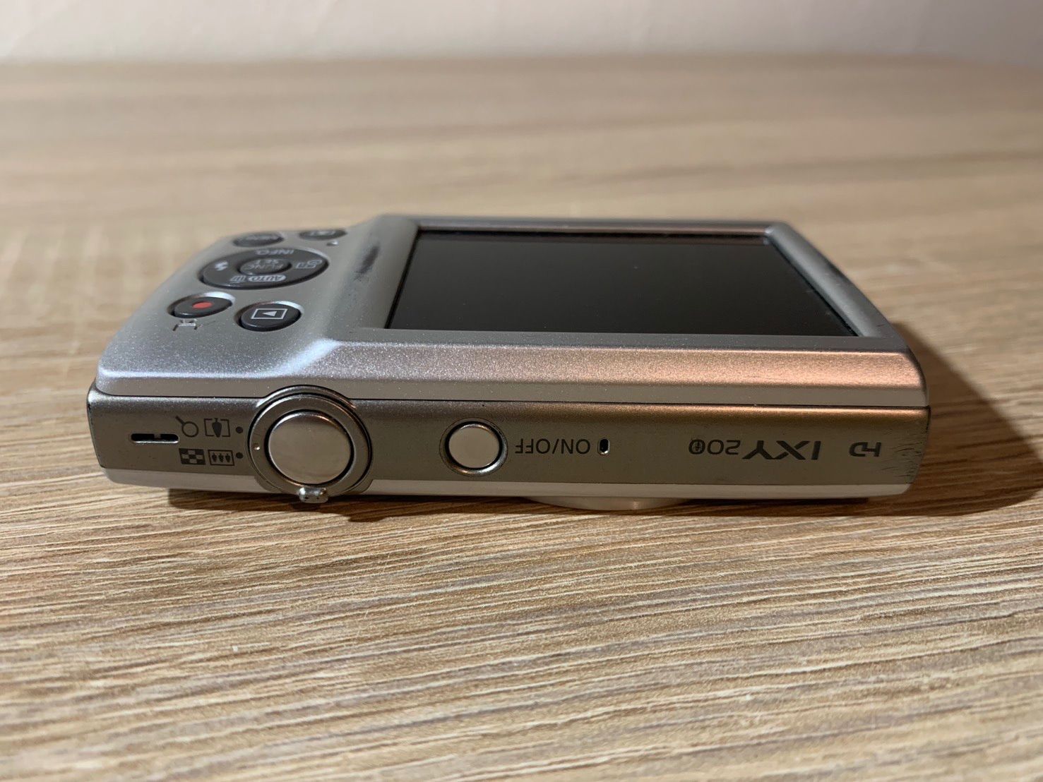 シルバー デジカメ