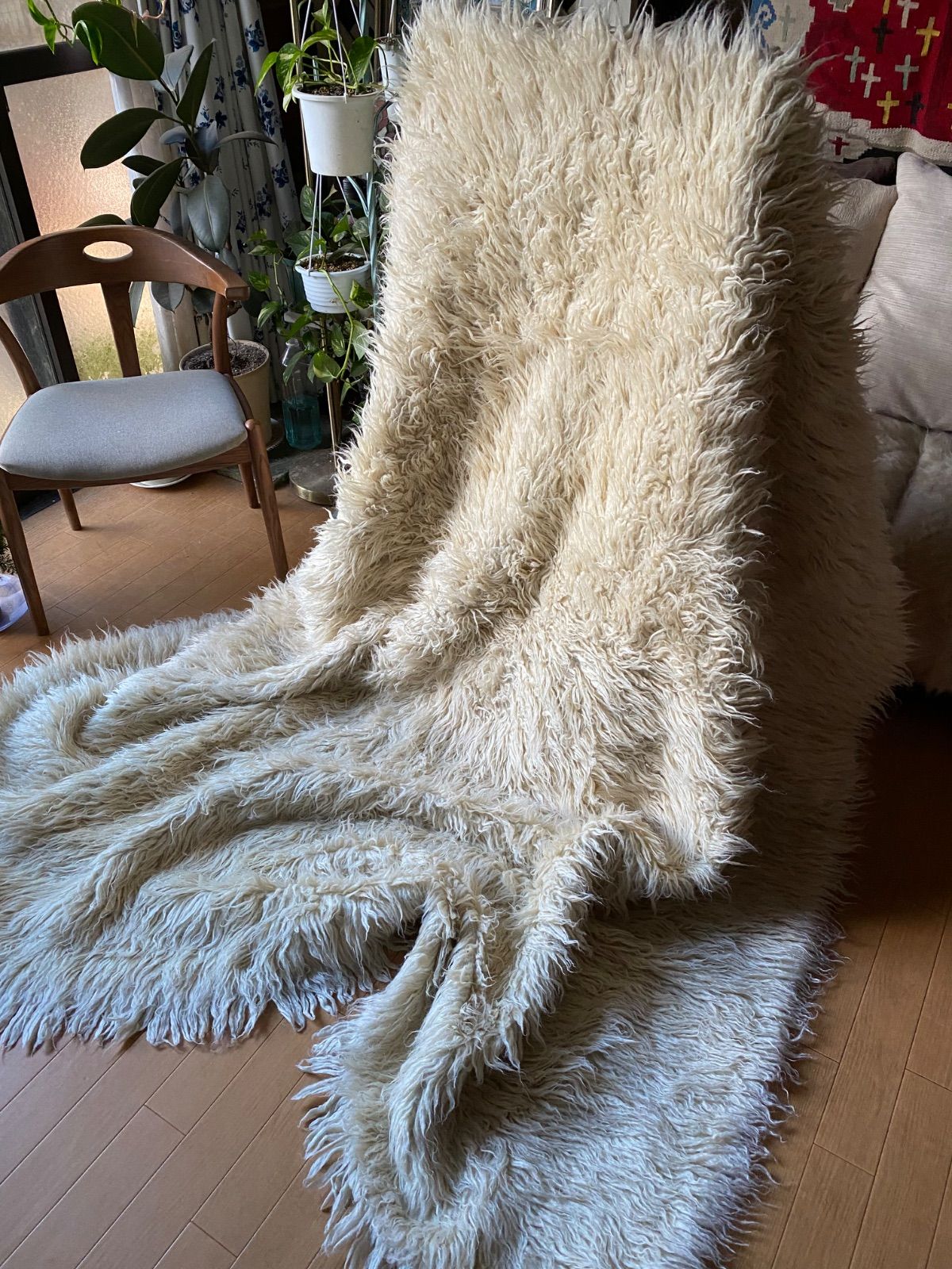 大判ヴィンテージTULU トルコの東寒さの厳しい山岳地帯の遊牧民の知恵から生まれたウールの織物キリムに更にびっしりとウールそのままの毛が刺繍されている手の込んだ織物TULU暖かいふわふわの手織り物です 1点のみ現地直輸入卸売