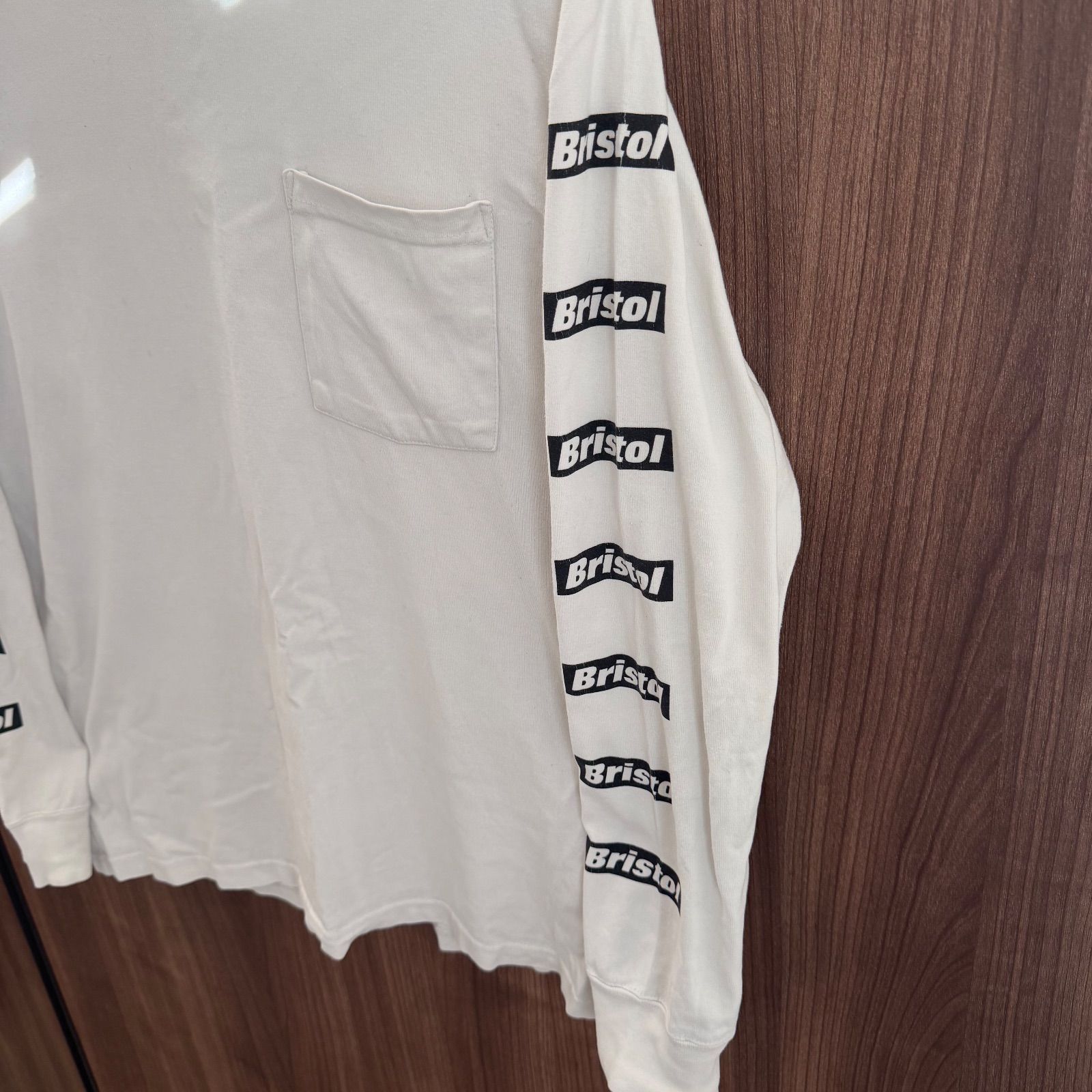 【新品】 F.C. Real Bristol 長袖シャツ ホワイト ☆【売り尽くし】FCRB F.C.Real Bristol ソフ ポケット ロンT Sサイズ