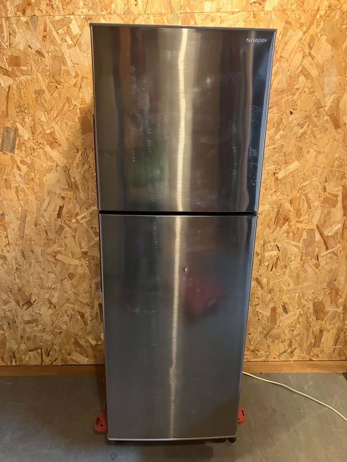 大阪府配送無料！SHARP 2ドア冷蔵庫 2011年 動作品 大阪市 大阪府 シャープ 2ドア冷蔵庫137L 2011年 *N*