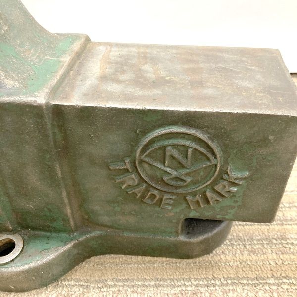 ナベヤ TRADE MARK トレードマーク 丸胴型バイス125 万力 リードバイス 挟み口幅125 mm≡DT 6909