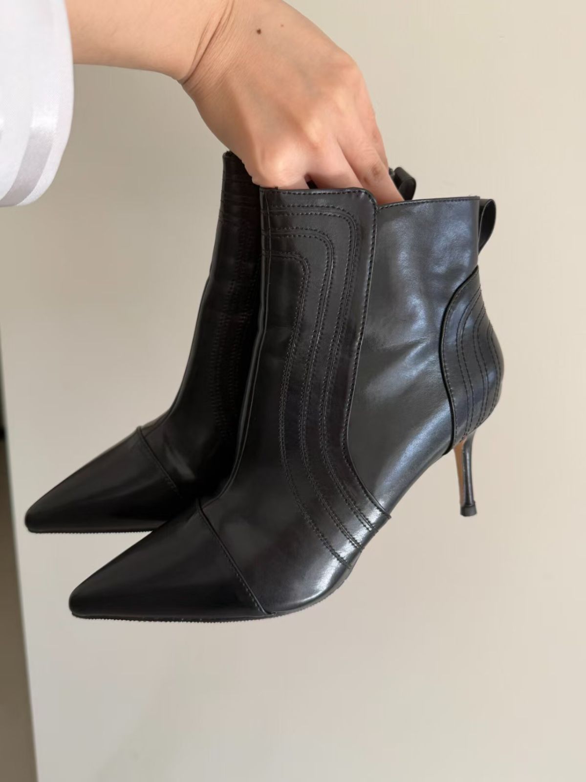 黒レザー ピンヒールパンプス