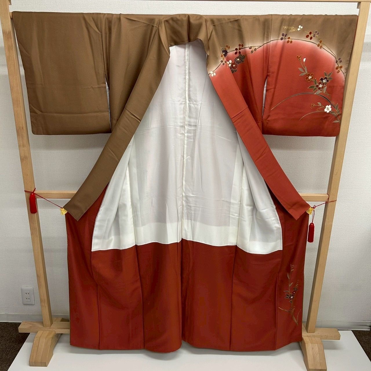 アンティーク赤色の胴裏 美しい絵羽柄の訪問着 182608957_o1.jpg?