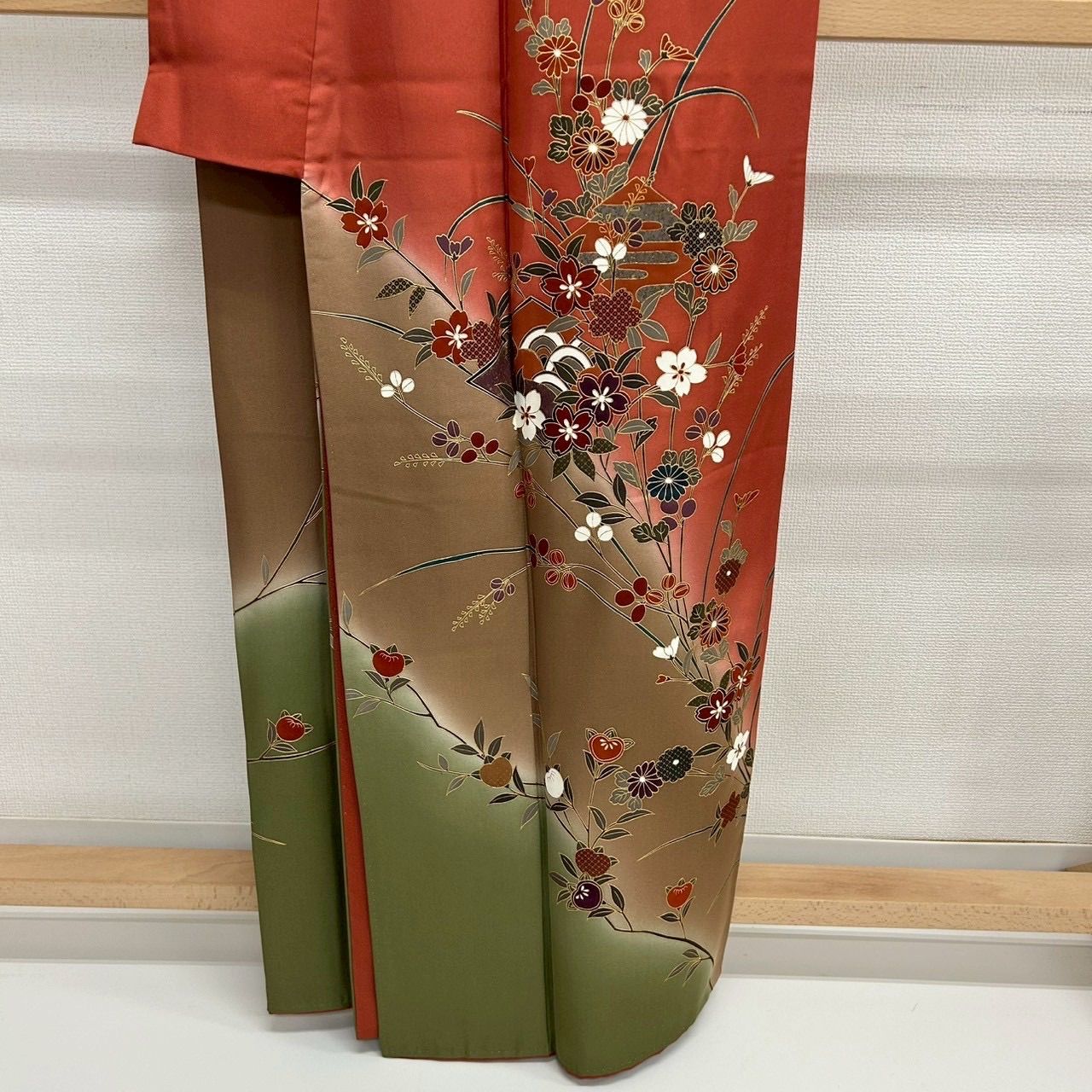 アンティーク赤色の胴裏 美しい絵羽柄の訪問着 182608957_o1.jpg?