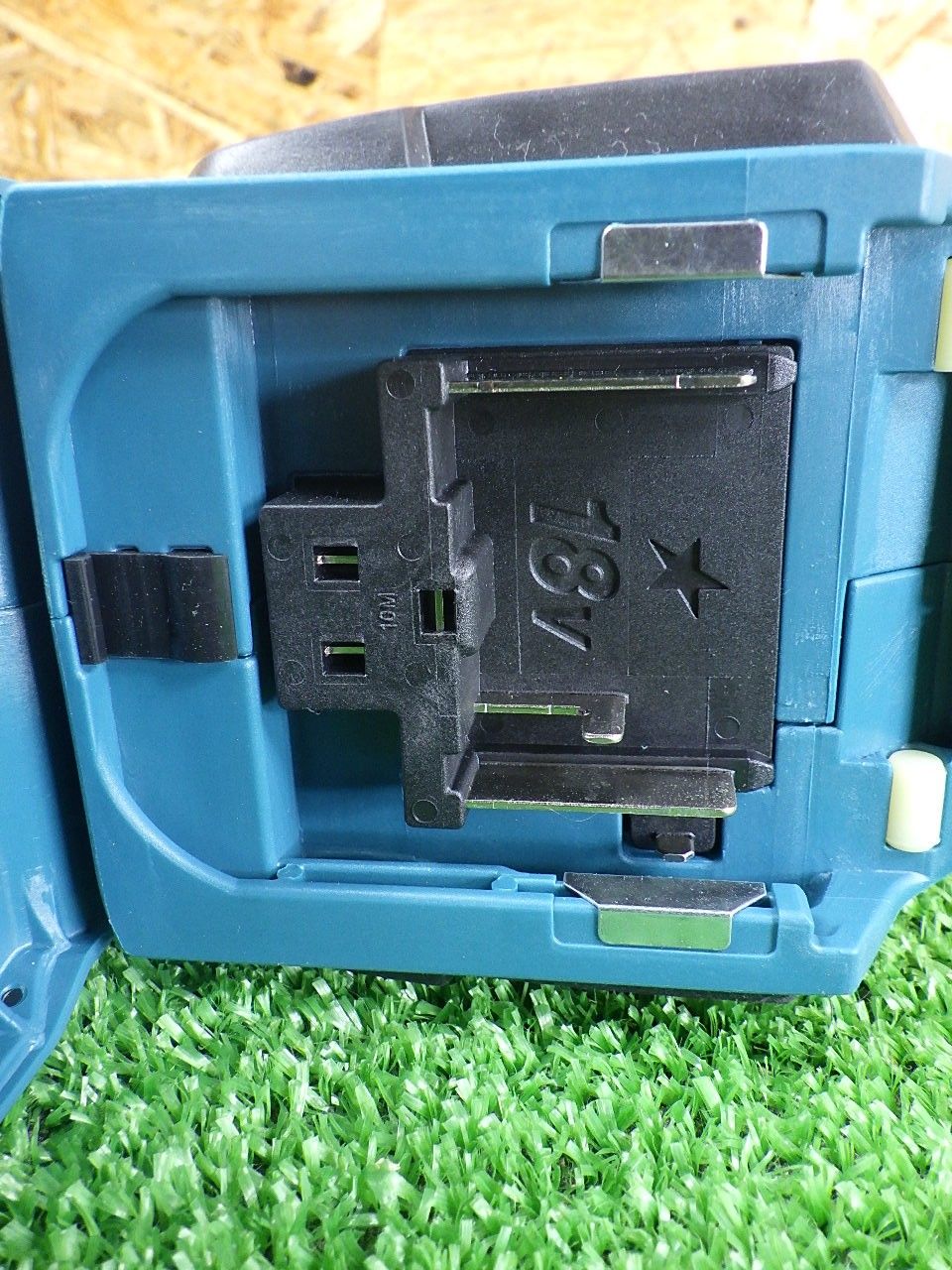  マキタ 18 V 24 mm ハンマードリル HR 244 D 3モード切替 コンクリートの穴あけ ハツリ 本体のみ 品 ハンマードリル ハンマー てこ 打刻