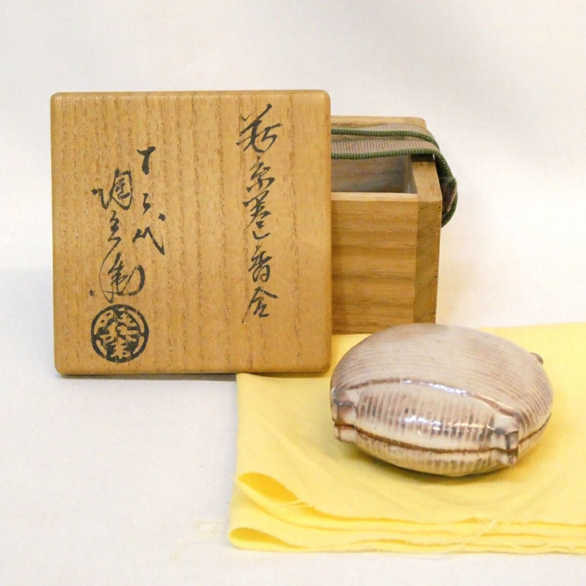 香合　萩焼　十二代　田原陶兵衛造　蛤香合　共箱 十二月の特売品】十二代 田原陶兵衛作 萩焼 糸巻 香合 茶道具【中古 美