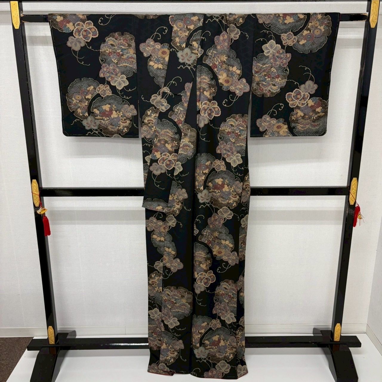 小紋 裄66.5 黒地 雪輪に花柄 正絹 着物 MK-1928 - メルカリ