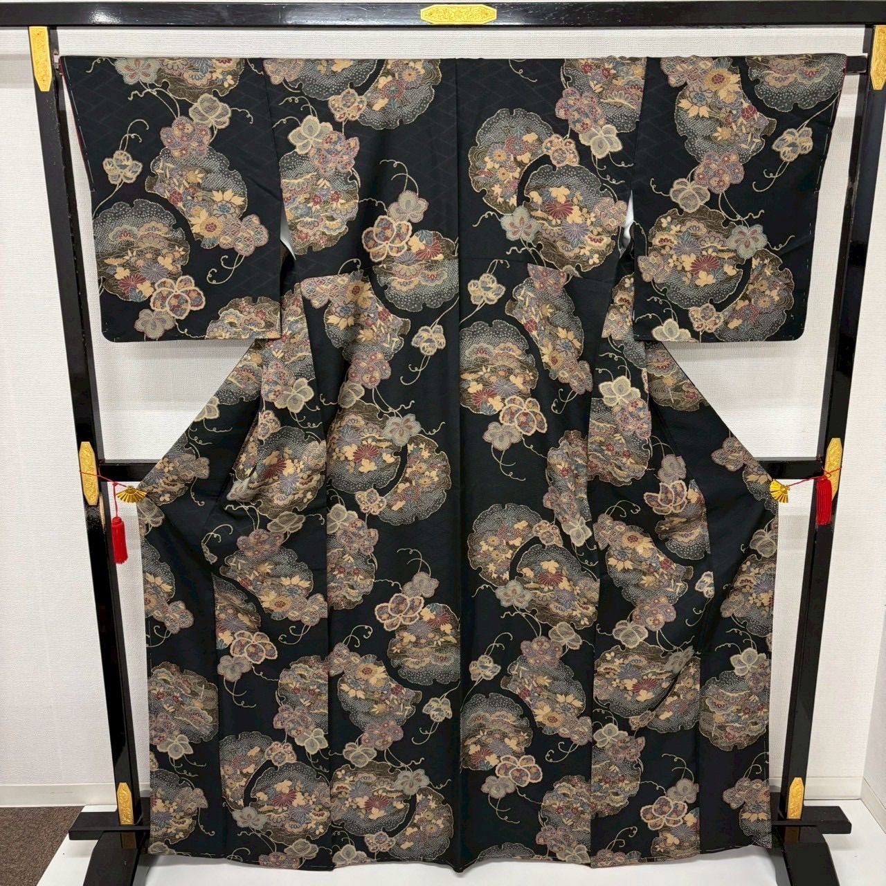 小紋　正絹　黒地　雪輪に四季花　しつけ付き　金彩 小紋 裄66.5 黒地 雪輪に花柄 正絹 着物 MK-1928 - メルカリ