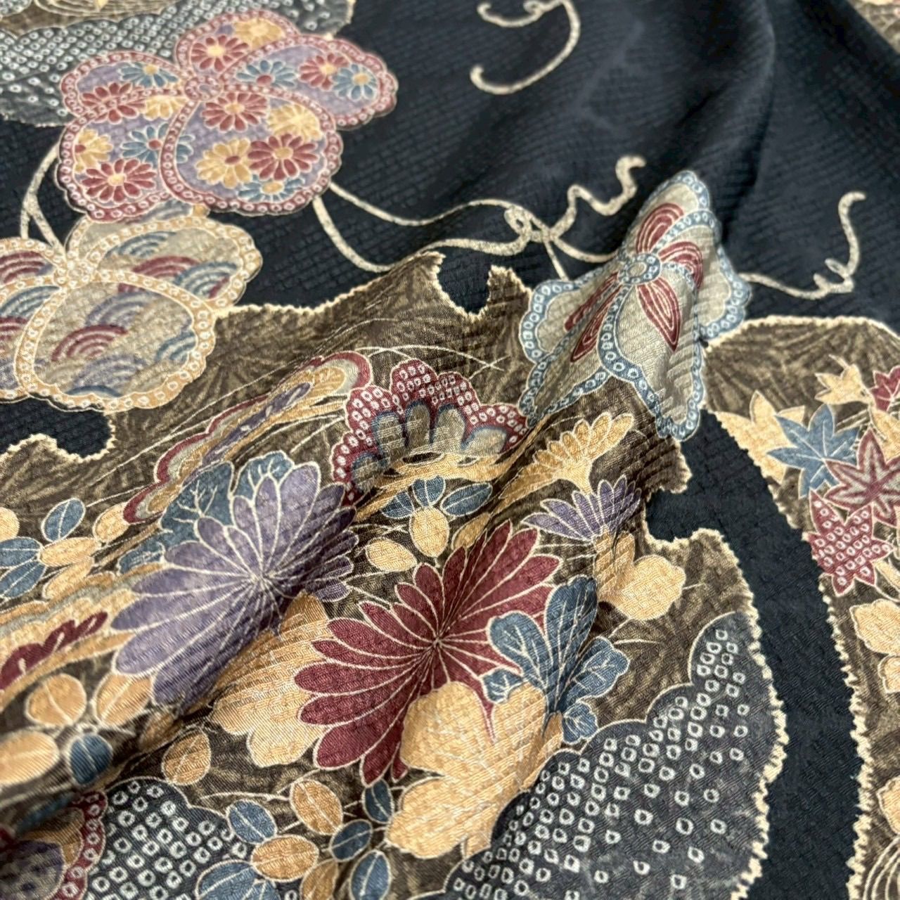 小紋 裄66.5 黒地 雪輪に花柄 正絹 着物 MK-1928 - メルカリ