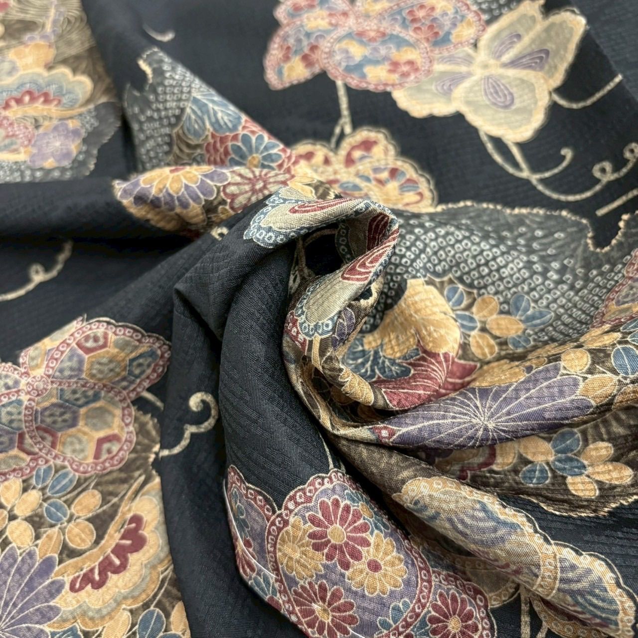 小紋 裄66.5 黒地 雪輪に花柄 正絹 着物 MK-1928 - メルカリ