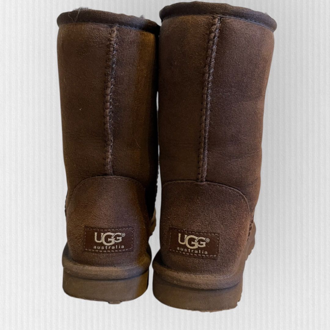 値下げ新品未使用 UGG アグ クラシックショート 23cm US6チョコレート 美品】アグ UGG Wクラシックショート 23cm 5825 チョコレート ムートン