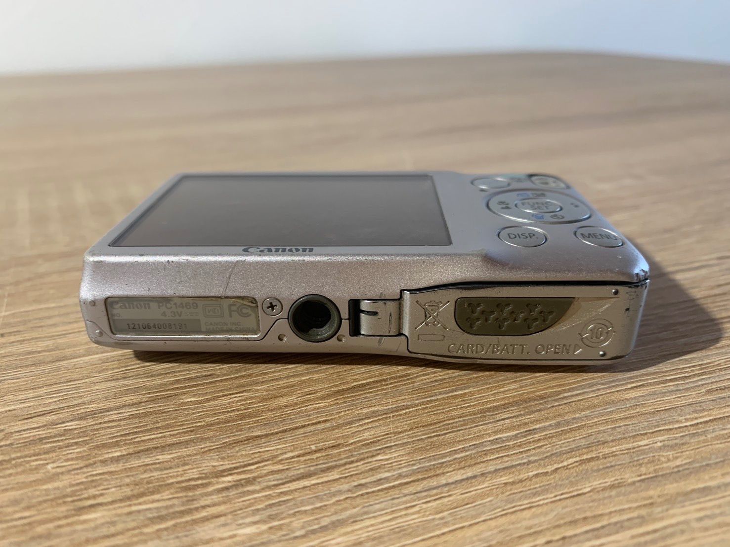 シルバー デジカメ