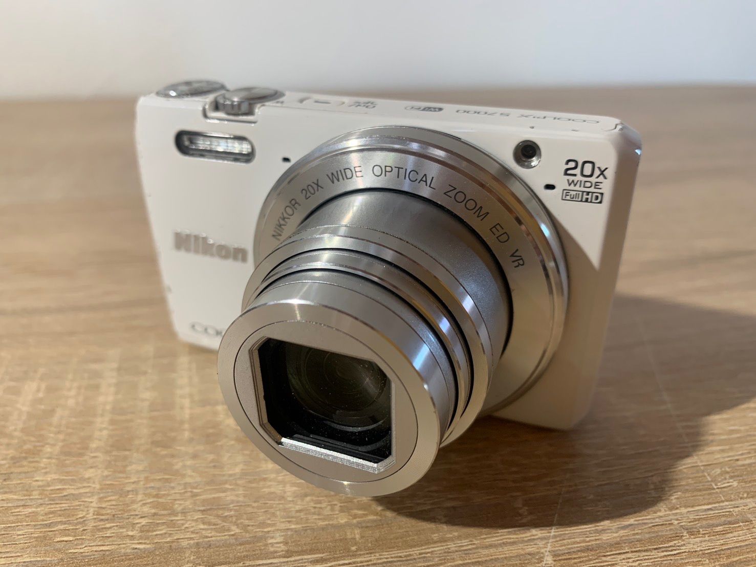 ホワイト デジカメ