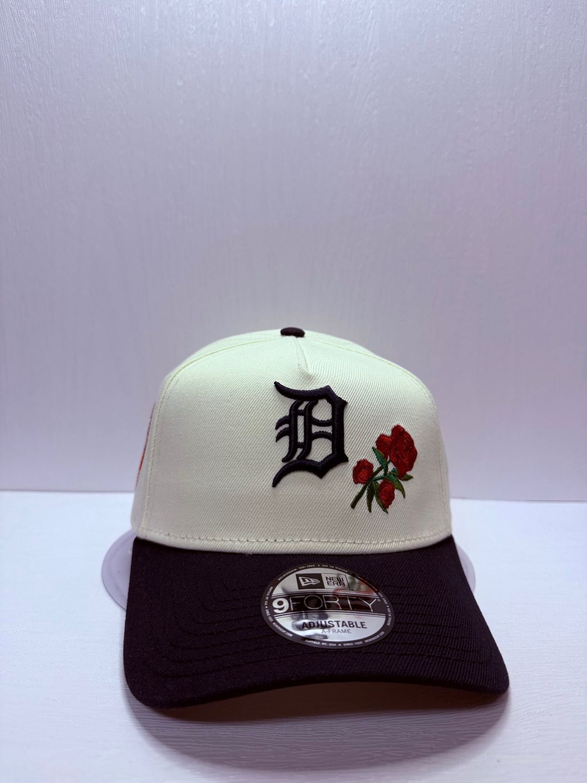 Newera デトロイトタイガース タイガースタジアム ローズ刺繍 9 forty A FRAME スナップバックキャップ ツートン