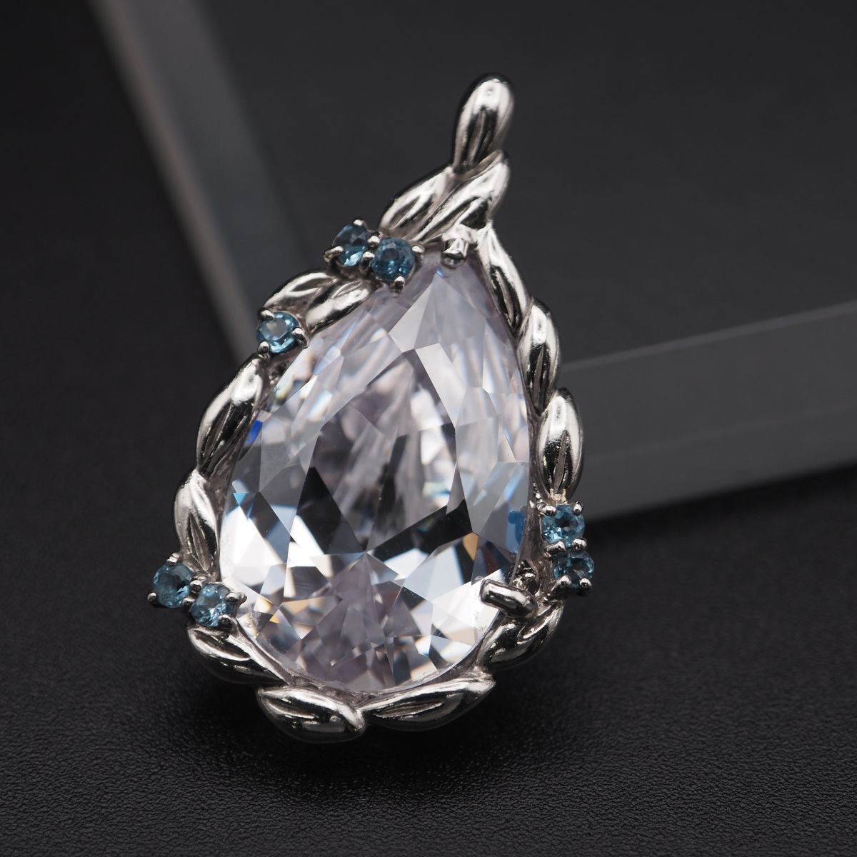 J 243 IEI ダイヤモンド風 ブルートパーズ 925刻印 ペンダント トップ デザイン シルバー チャーム ヘッド 誕生石