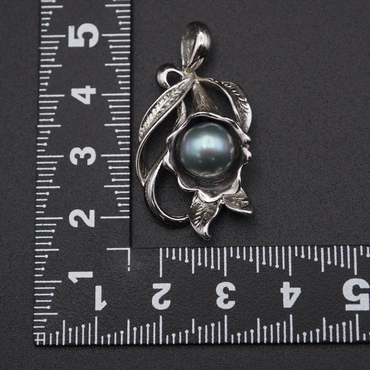 シルバー、エメラルド、芥子パールペンダント、真ん中は本真珠