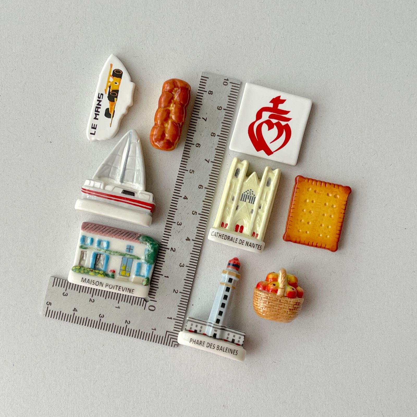 フェーヴ　ブルターニュへの旅　9個　フランス　ミニチュア陶器　f-3892 フェーヴ ブルターニュへの旅 9個 フランス ミニチュア陶器 f-3892