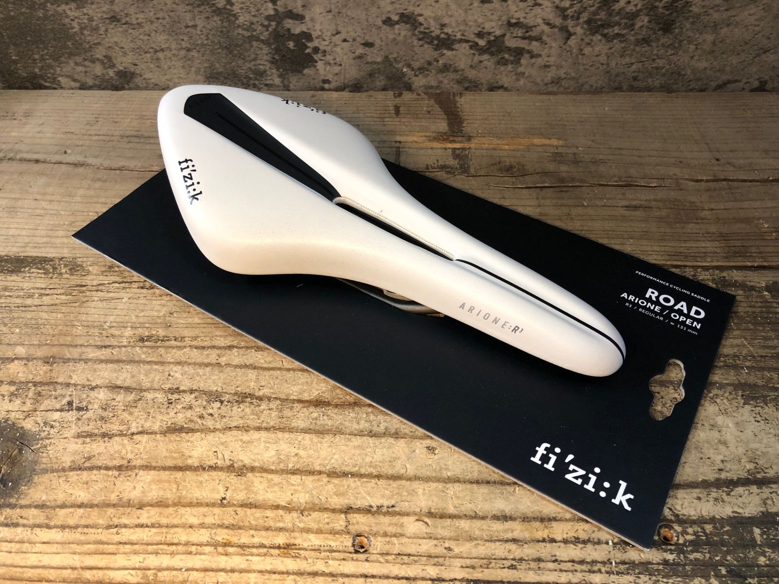 JP 002 フィジーク fizik アリオネ ARIONE OPEN R 3 REGULAR サドル 白 黒 131 mm kiumレール