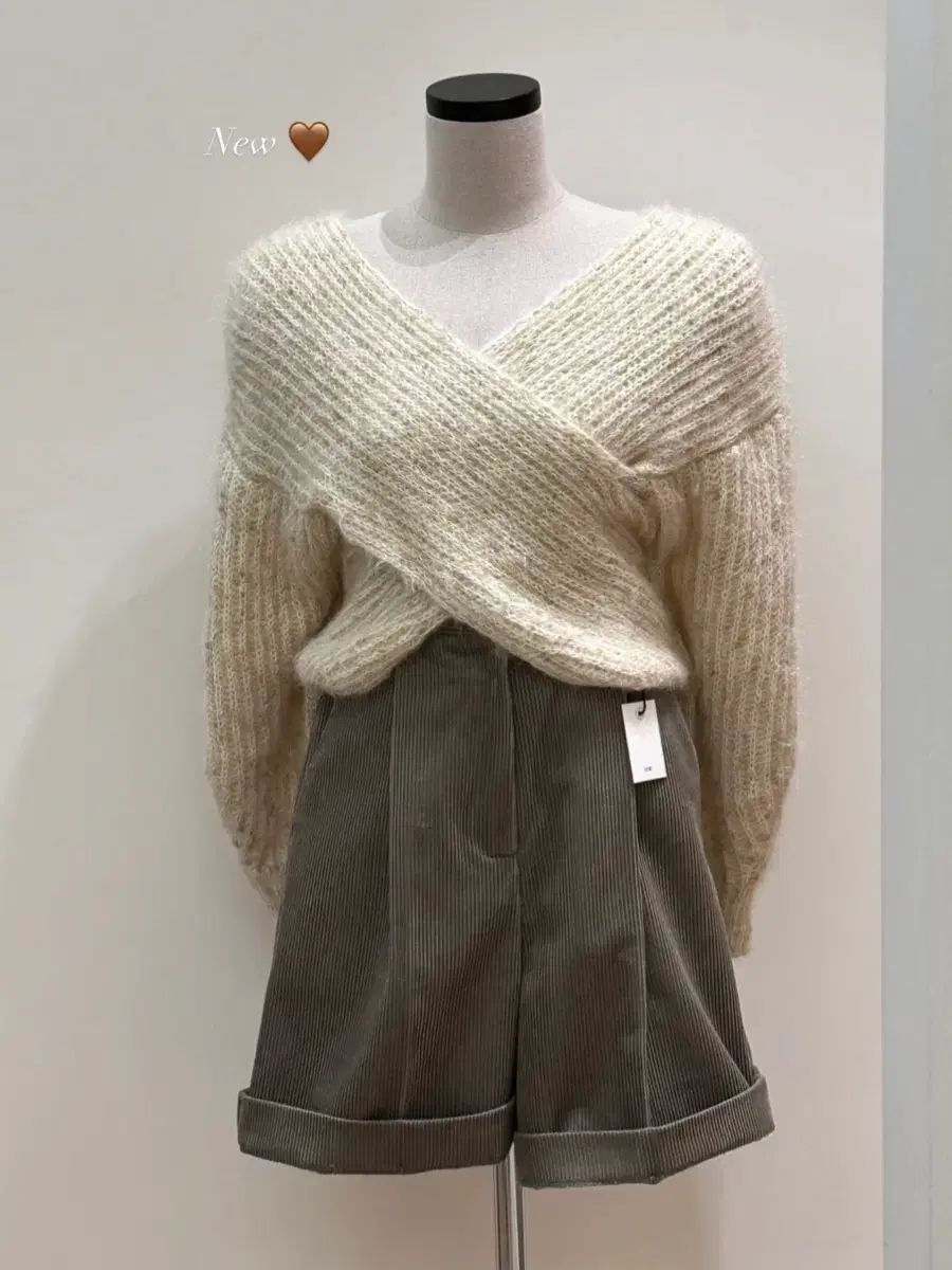 アイボリー ラブ ニット + コーデュロイ ハーフパンツ
