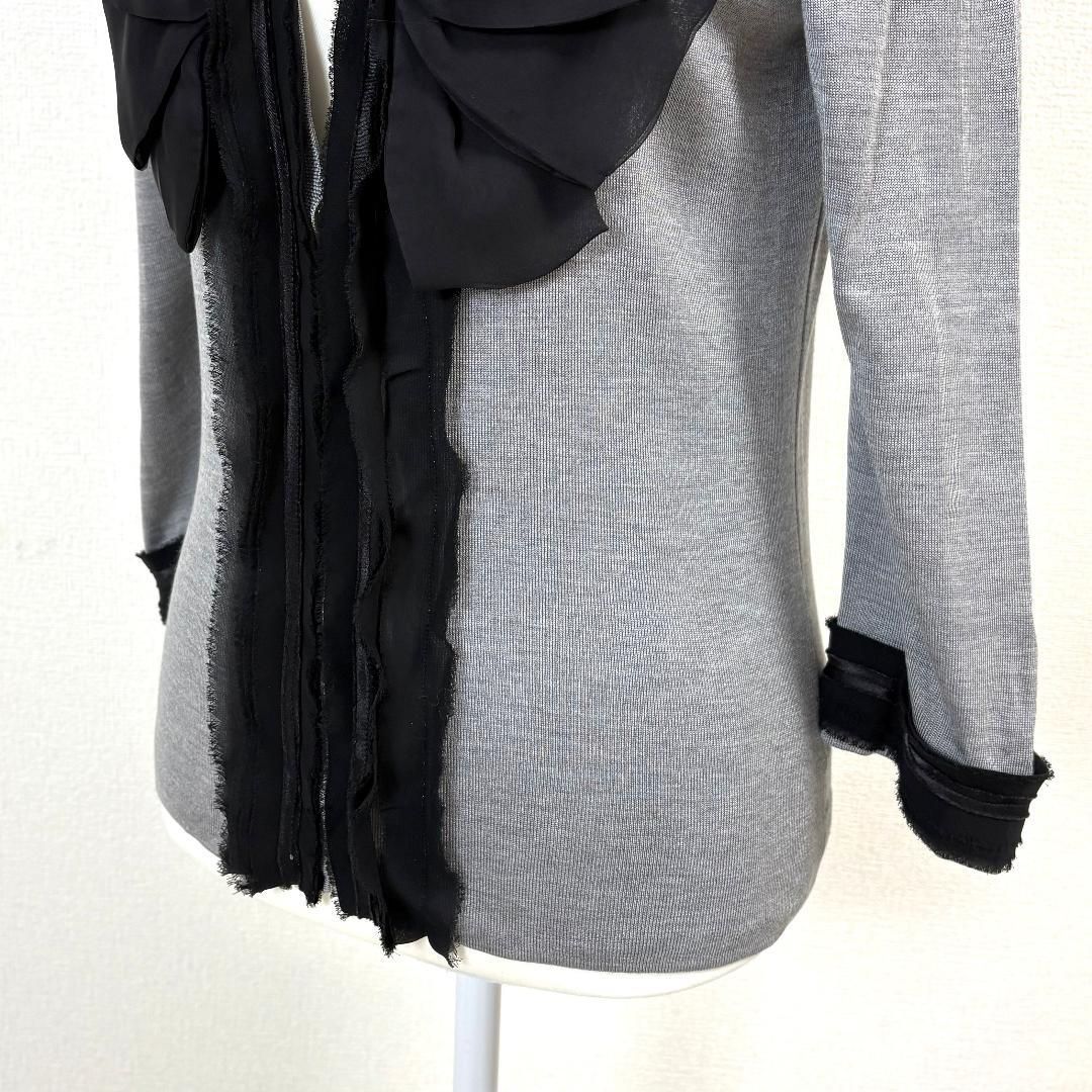 美品】 TO ストア BE CHIC カーディガン センターフリル 絹 2 グレー×黒