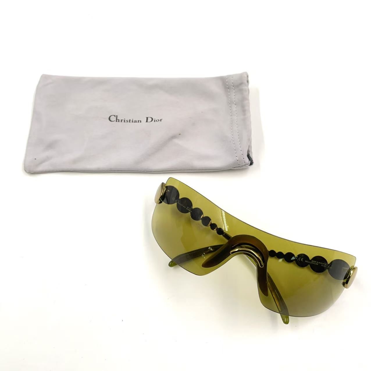 カーキグリーン