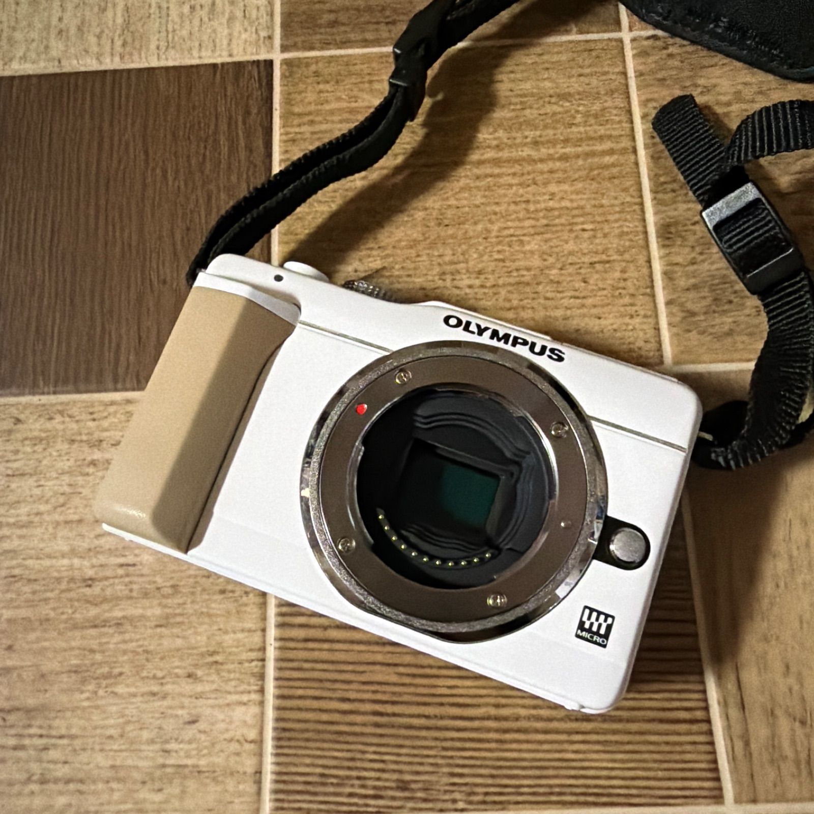 OLYMPUS オリンパス E-PL1s ミラーレス一眼 ホワイト レンズ2個