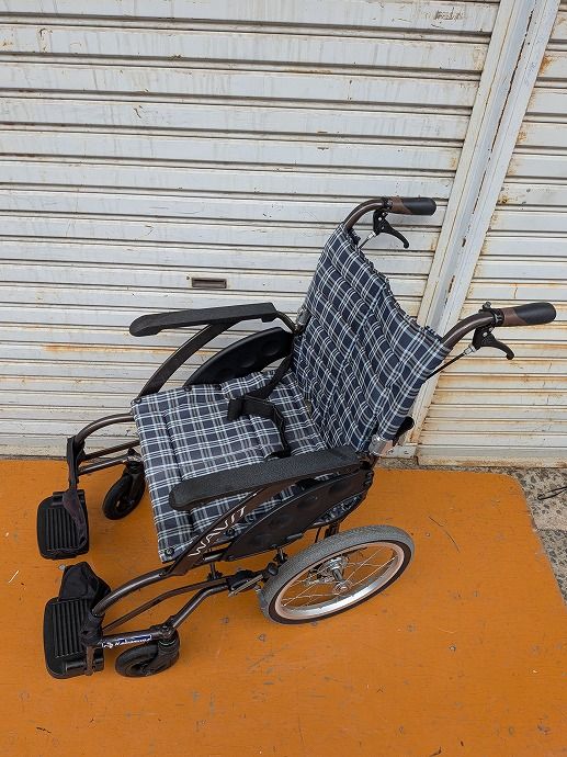 一部地域を除く カワムラサイクル 介助用標準車いす WAVIT ウェイビット WA 16-42 ノーパンクタイヤ km-25-1203-15