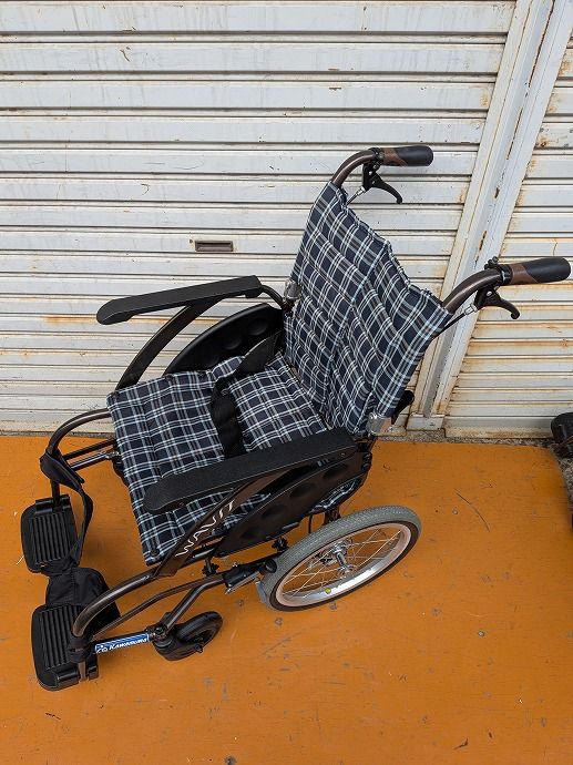 一部地域を除く カワムラサイクル 介助用標準車いす WAVIT ウェイビット WA 16-40 ノーパンクタイヤ km-25-1205-12