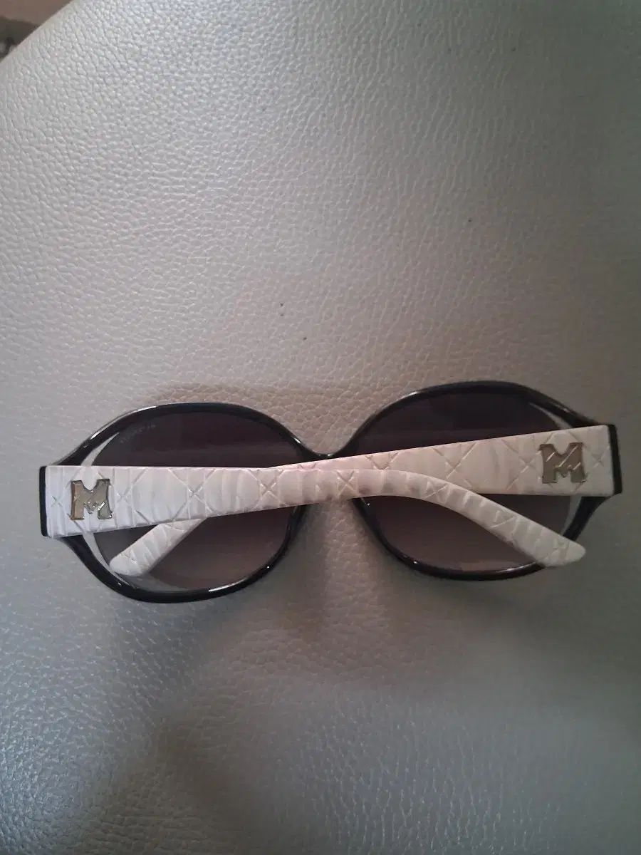 メトロシティ サングラス ブラック アンド 白