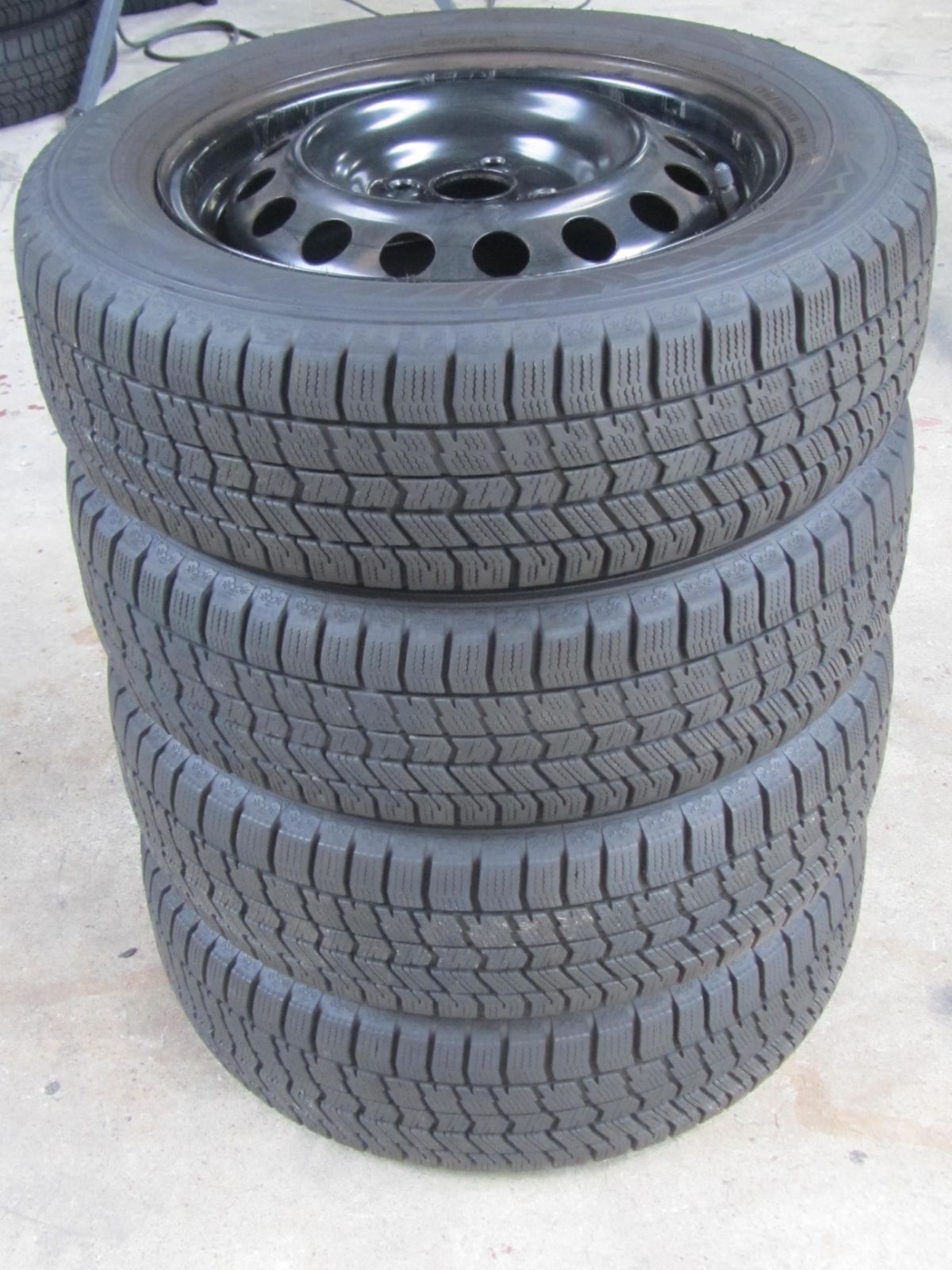 人気商品】175/65R15 スタッドレス グッドイヤー アイスナビ8 カローラ