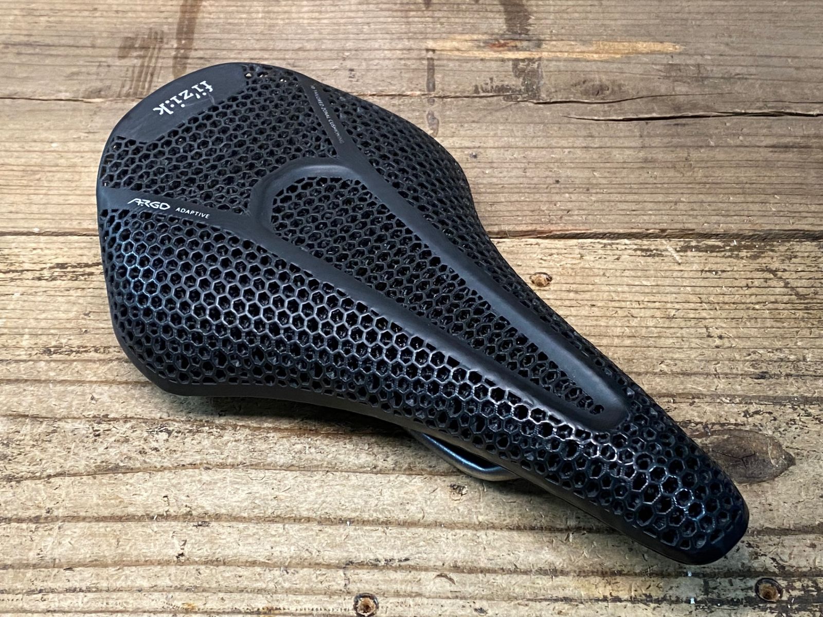 JQ 830 フィジーク fizik ヴェント アルゴ VENTO ARGO R 3 kiumレール 黒 150 mm