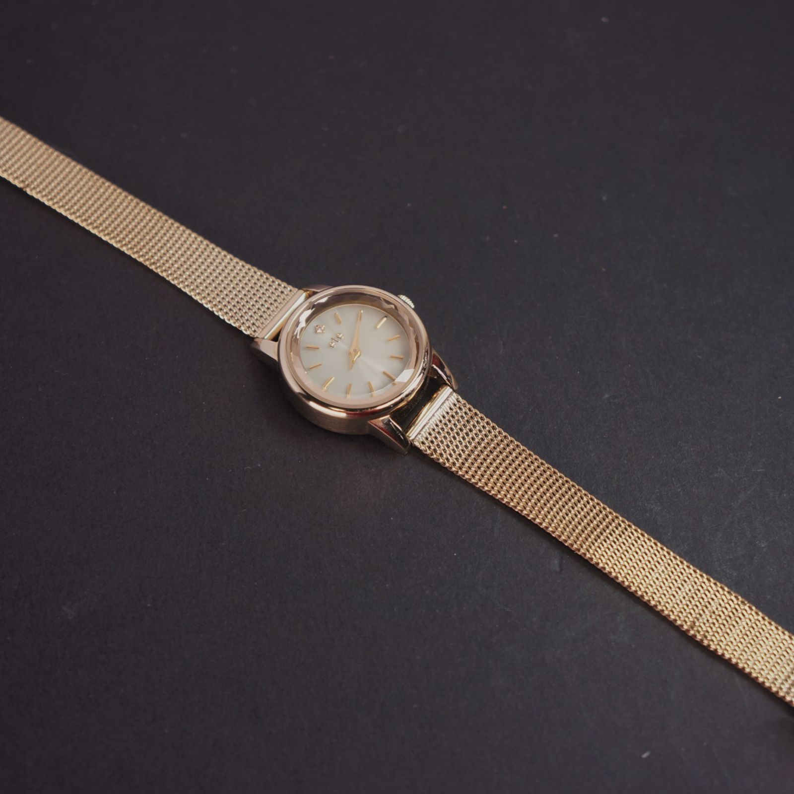 シェル文字盤ソーラーウォッチ イエローゴールド