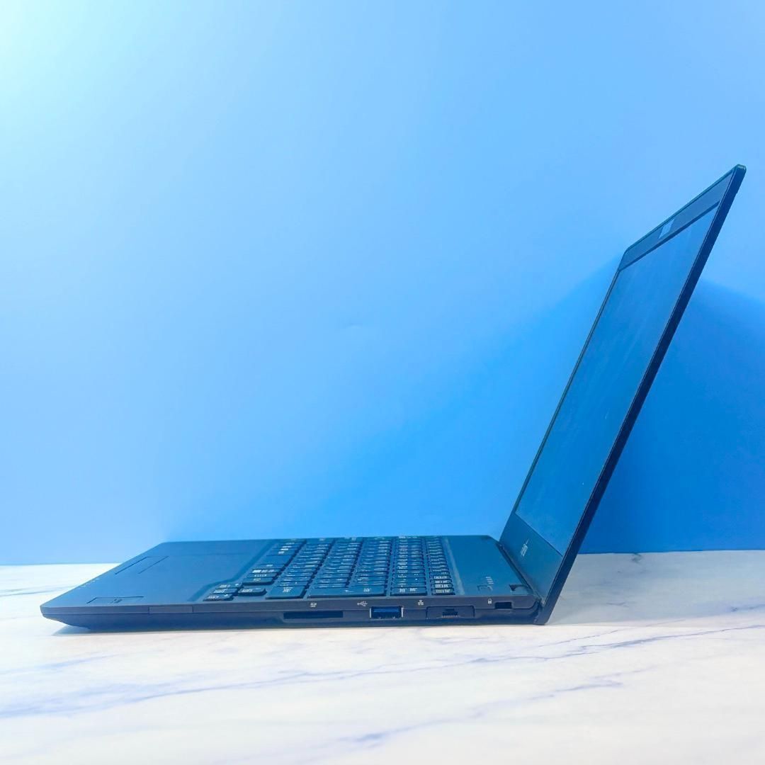 超薄型軽量☆メモリ8GB・SSDで快速☆指紋認証☆Win11☆ノートパソコン