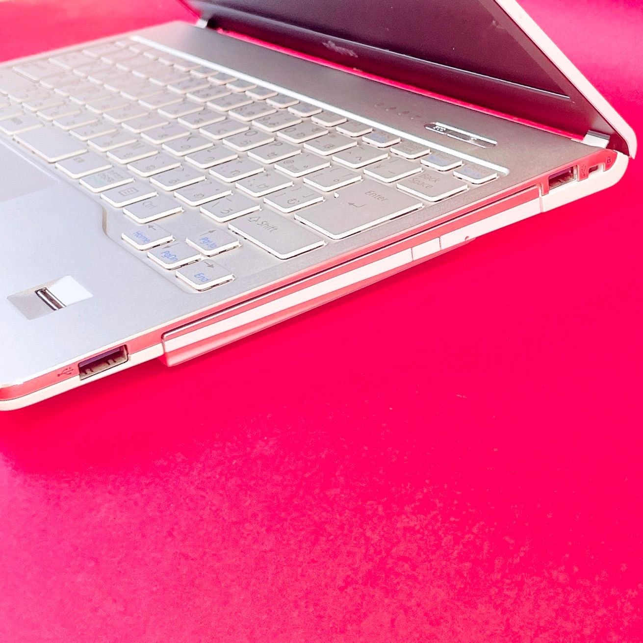 大人気❣️小型軽量✨️薄型ノートパソコン 可愛いホワイト 白