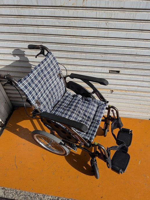 一部地域を除く カワムラサイクル 介助用標準車いす WAVIT ウェイビットプラス ノーパンクタイヤ km 25 1205 01