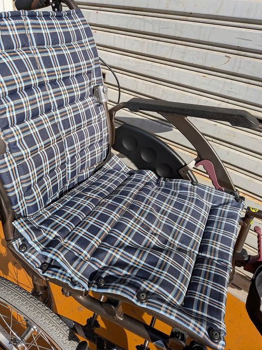  一部地域を除く カワムラサイクル 介助用標準車いす WAVIT ウェイビットプラス ノーパンクタイヤ km-25-1205-01 介助用車椅子 車椅子