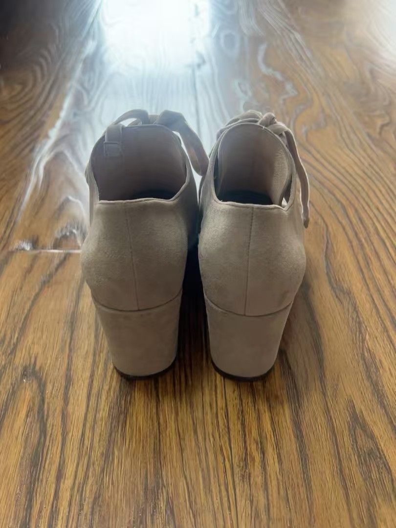 グレーエナメルポイントヒールパンプス