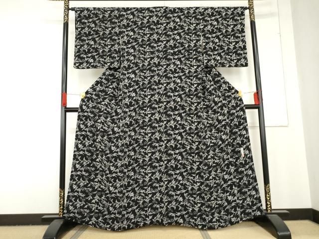 平和屋着物○伝統工芸士 戸倉 小紋 型染め ふくら雀 黒地 鬼しぼ縮緬