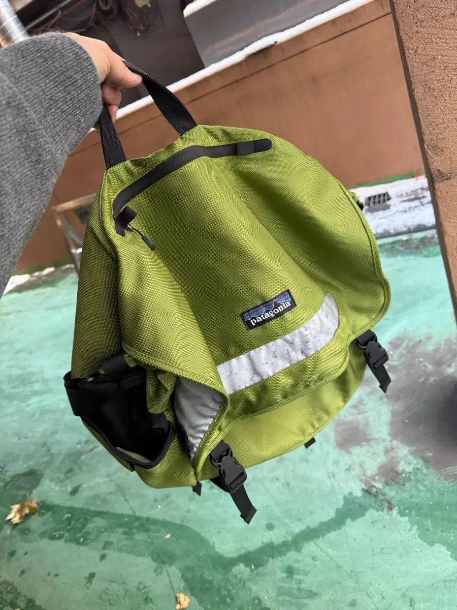 パタゴニア オリーブ色 メッセンジャーバッグ - メルカリ