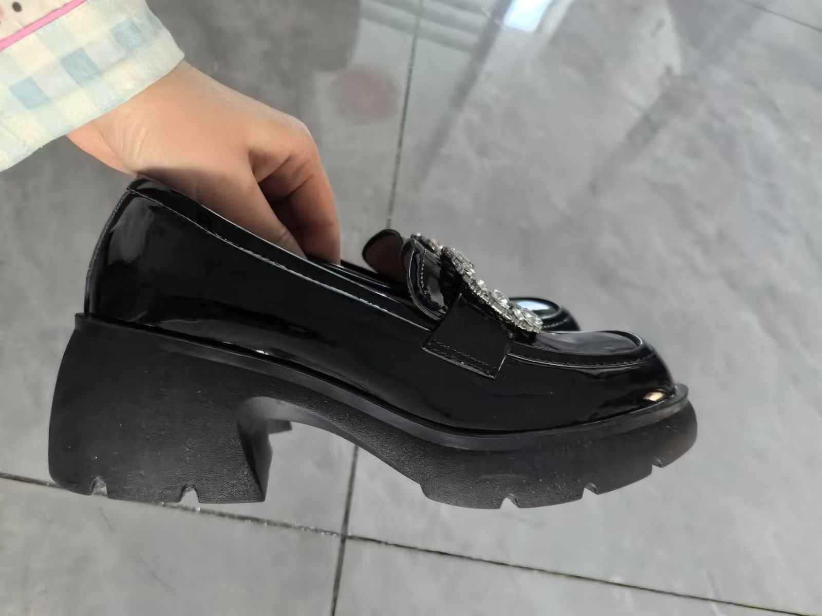 光沢バックル付き ブラック厚底パンプス