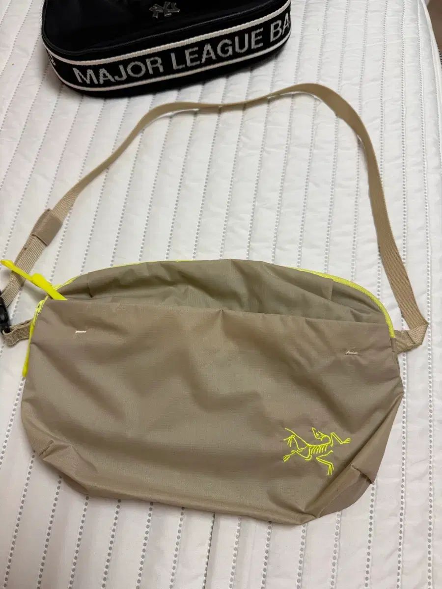 アークテリクス ヒリアド 6 クロスバッグ ベージュ