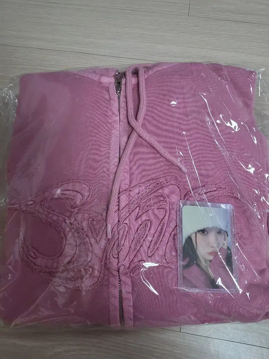 aespa ウィンターピンク色 フードジップアップ トレカ