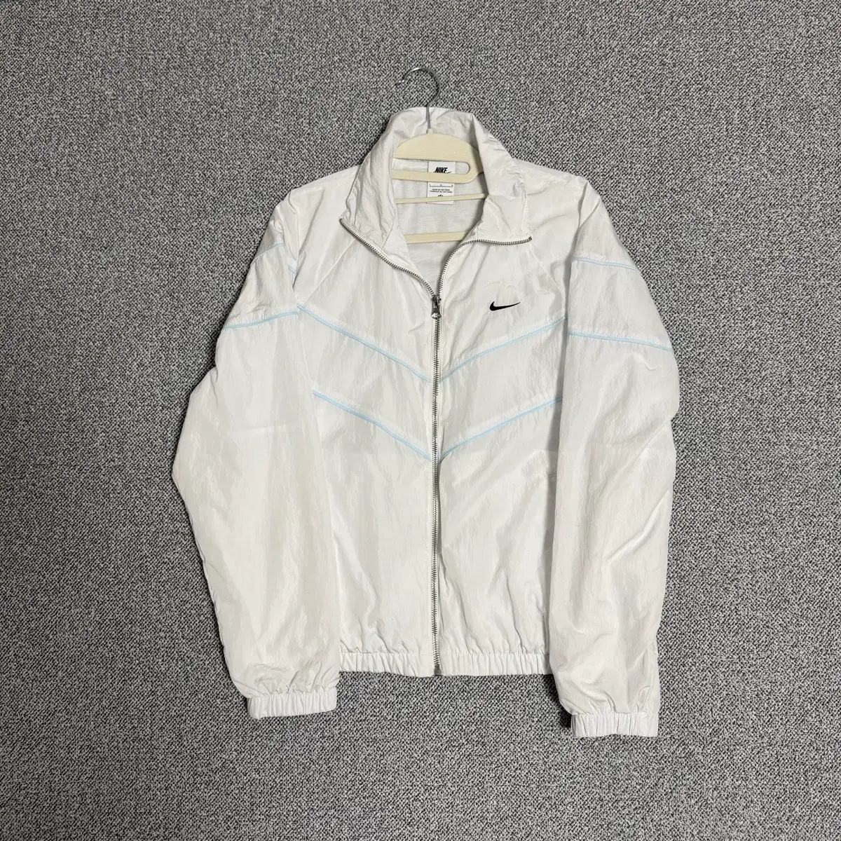 【完売品】Nike ウィンドランナーL ホワイト　ジャケット　ウィンドブレーカー ナイキ ウィンドランナー ウィンドブレーカー ジャケット ウィメンズ L