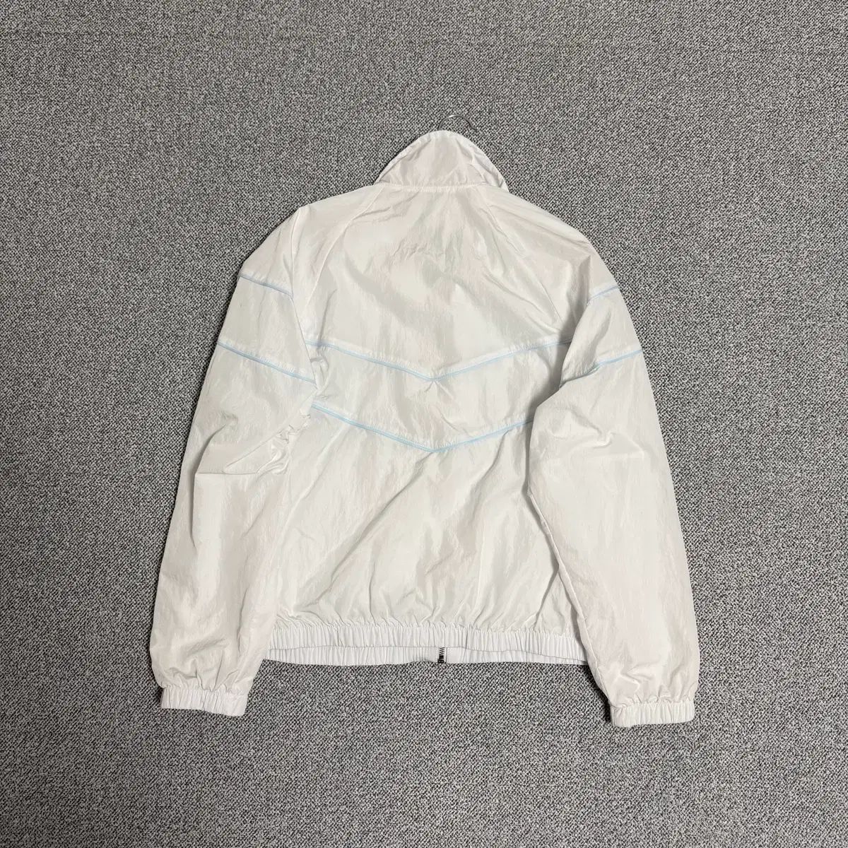 【完売品】Nike ウィンドランナーL ホワイト　ジャケット　ウィンドブレーカー ナイキ ウィンドランナー ウィンドブレーカー ジャケット ウィメンズ L