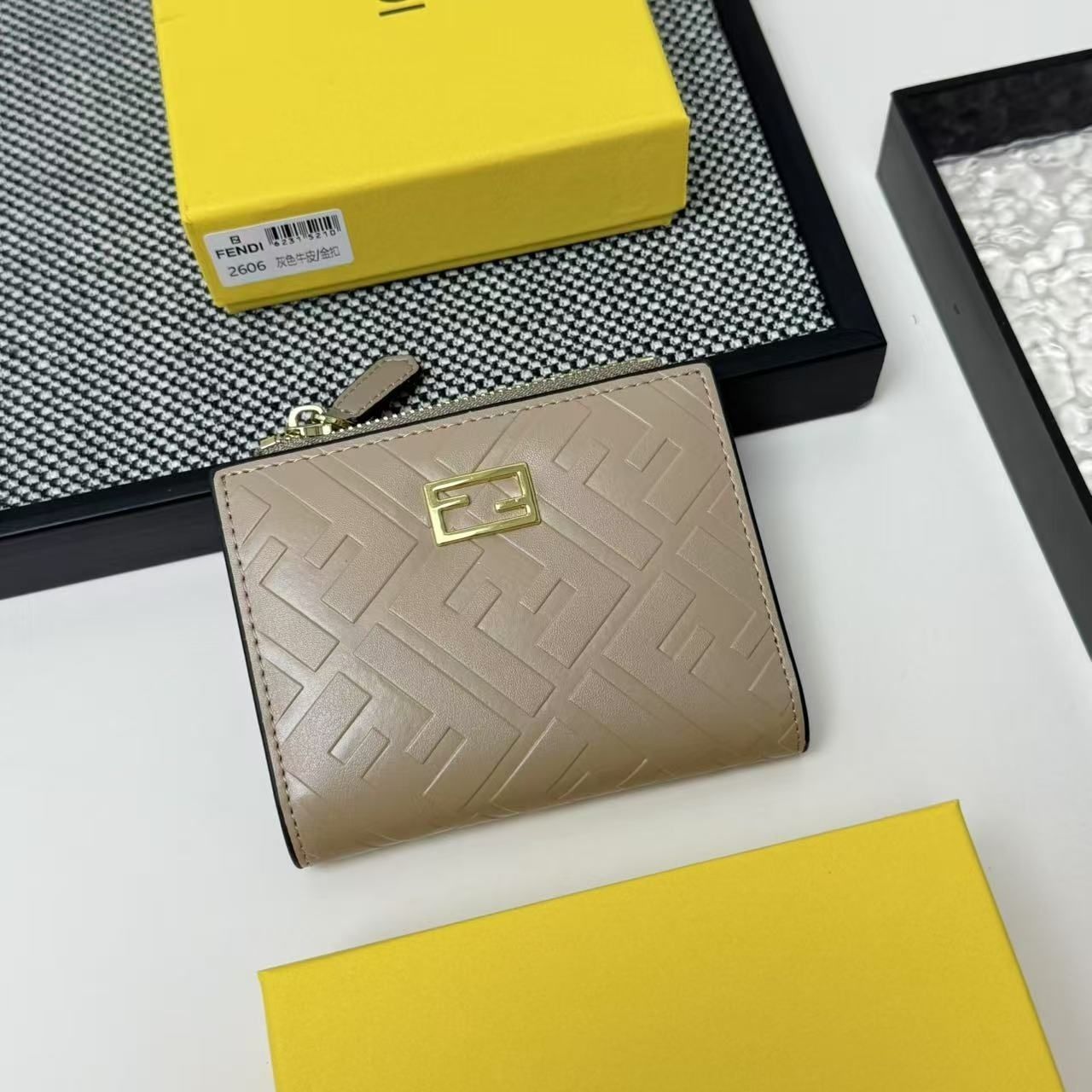 【最終値下げ】FENDI 折りたたみ財布 未使用品】最終値下げ FENDI フェンディ折り財布 小銭入れ - メルカリ