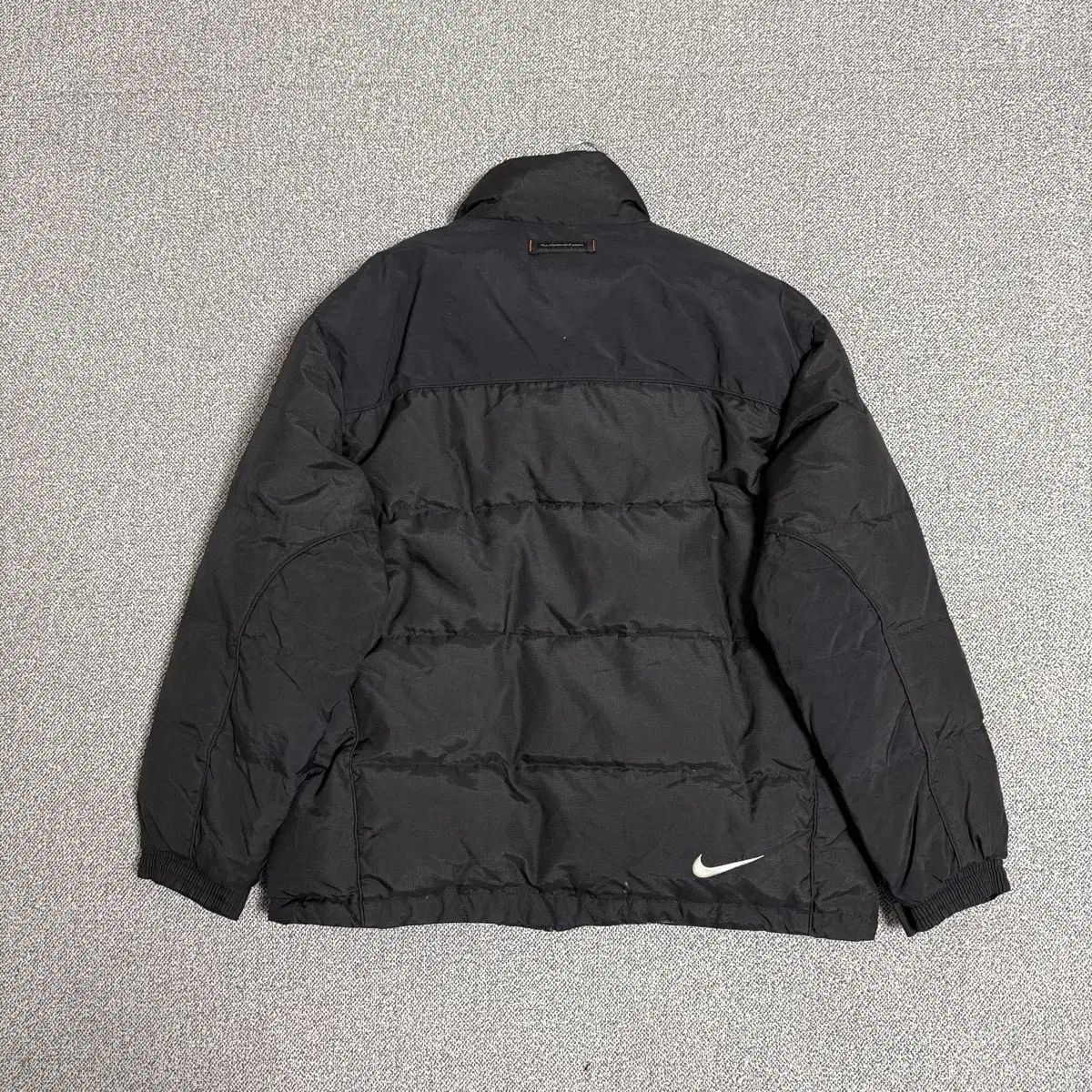 ナイキ ACG オールドスクール スウッシュ ダウン ジャケット ブラック