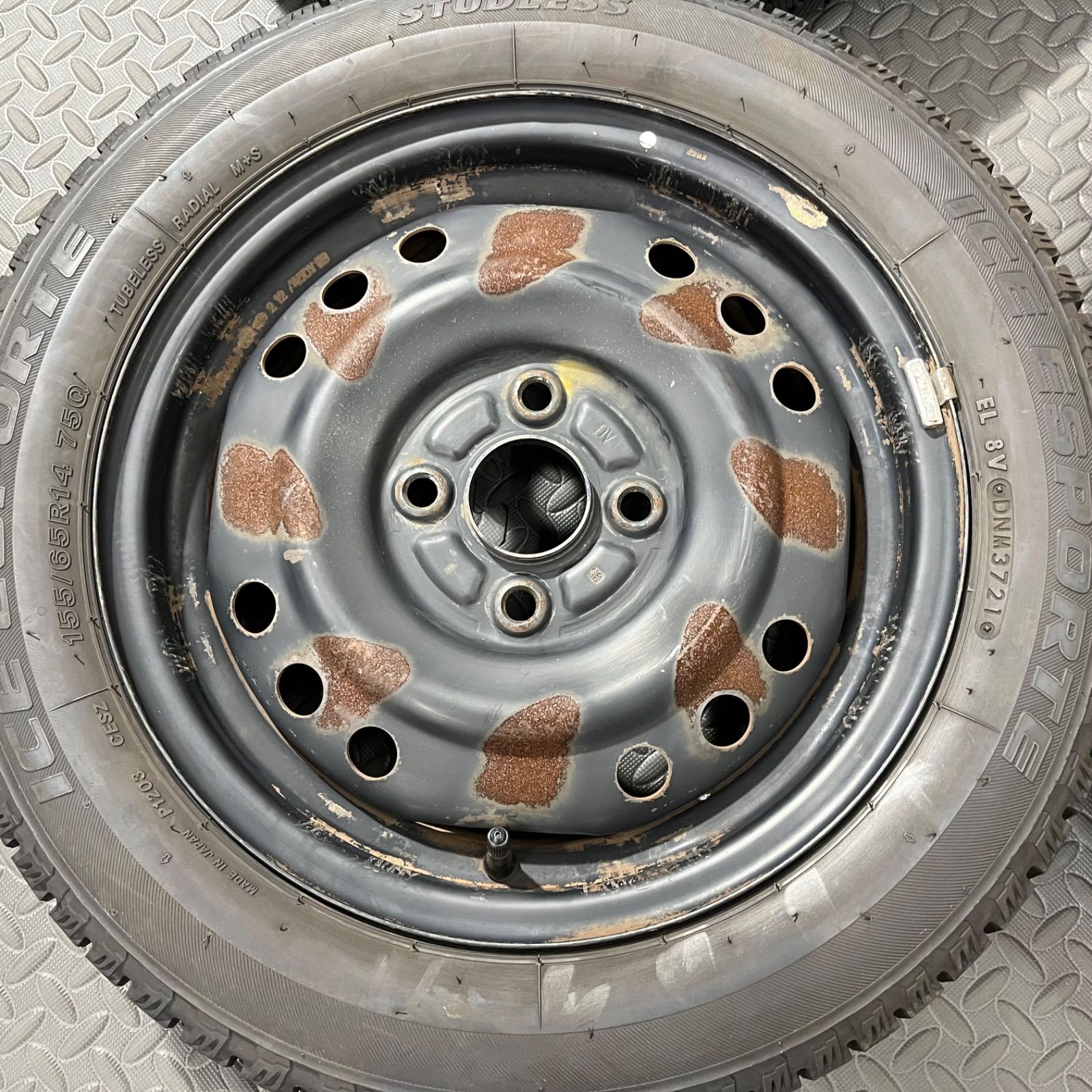 スタッドレスタイヤ 1281